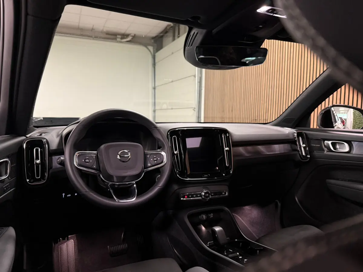 T5 Ultimate Dark | Trekhaak | Schuifdak | Harman Kardon | Parkeercamera | All Season banden | Adaptieve Cruise Control | Pilot Assist | BLIS Dode Hoek Detectie | Bestuurdersstoel elektrisch 