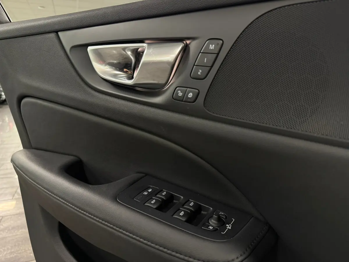 T6 AWD Recharge Plus Dark | Schuifdak | Adaptieve Cruise Control | Stoelverwarming voor+achter | Stuurwielverwarming | Parkeercamera | Pilot Assist | BLIS Dode Hoek Detectie | Elektrische vo