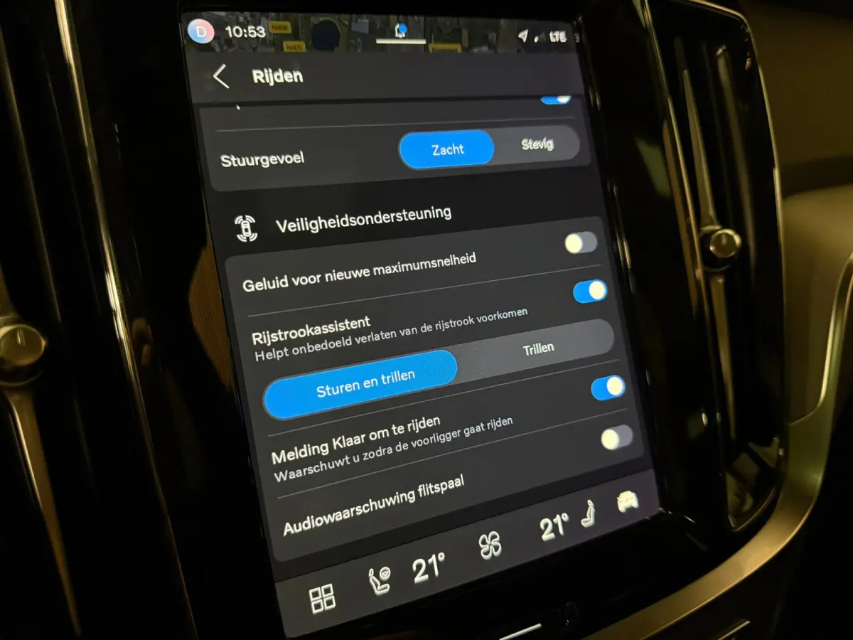 T6 AWD Recharge Plus Dark | Schuifdak | Adaptieve Cruise Control | Stoelverwarming voor+achter | Stuurwielverwarming | Parkeercamera | Pilot Assist | BLIS Dode Hoek Detectie | Elektrische vo