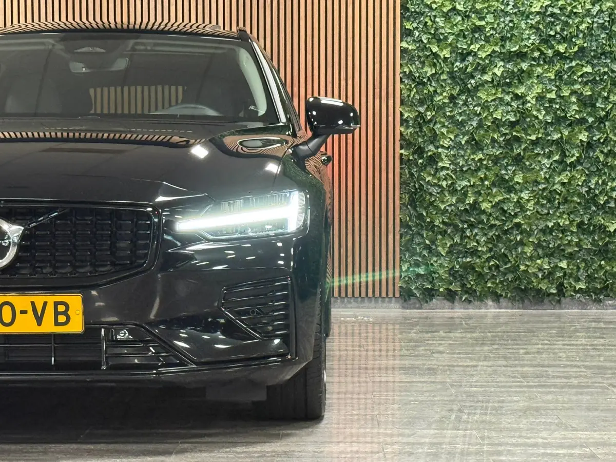 T6 AWD Recharge Plus Dark | Schuifdak | Adaptieve Cruise Control | Stoelverwarming voor+achter | Stuurwielverwarming | Parkeercamera | Pilot Assist | BLIS Dode Hoek Detectie | Elektrische vo