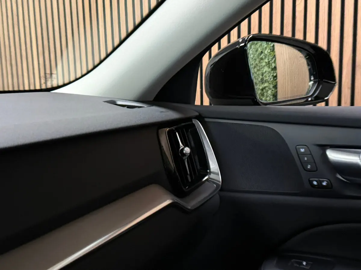 T6 AWD Recharge Plus Dark | Schuifdak | Adaptieve Cruise Control | Stoelverwarming voor+achter | Stuurwielverwarming | Parkeercamera | Pilot Assist | BLIS Dode Hoek Detectie | Elektrische vo