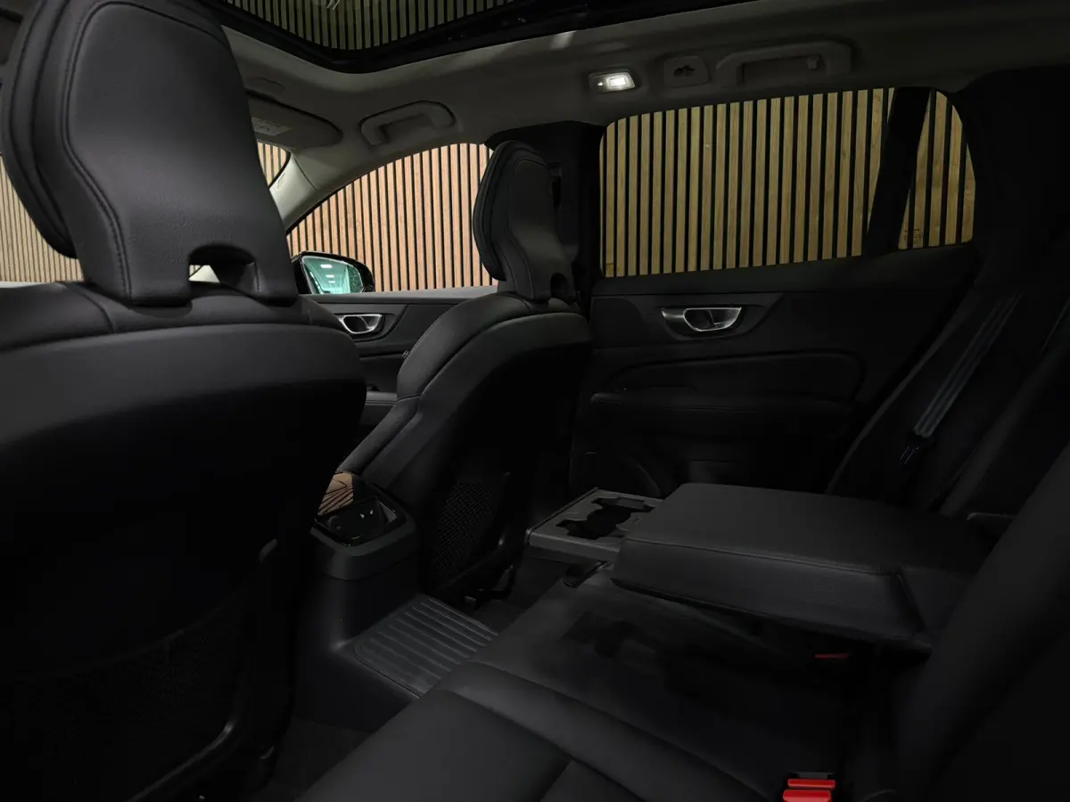 T6 AWD Recharge Plus Dark | Schuifdak | Adaptieve Cruise Control | Stoelverwarming voor+achter | Stuurwielverwarming | Parkeercamera | Pilot Assist | BLIS Dode Hoek Detectie | Elektrische vo