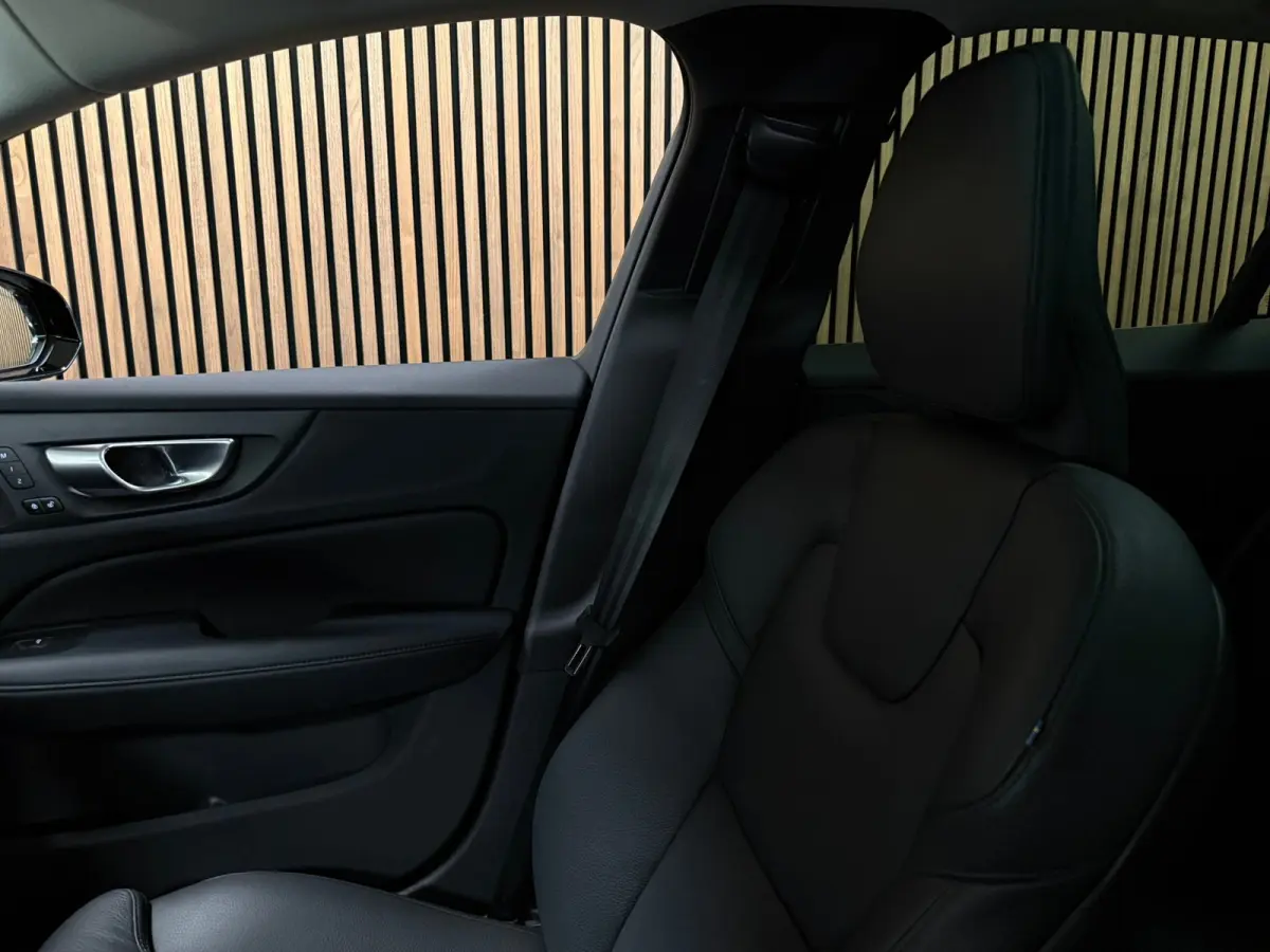 T6 AWD Recharge Plus Dark | Schuifdak | Adaptieve Cruise Control | Stoelverwarming voor+achter | Stuurwielverwarming | Parkeercamera | Pilot Assist | BLIS Dode Hoek Detectie | Elektrische vo
