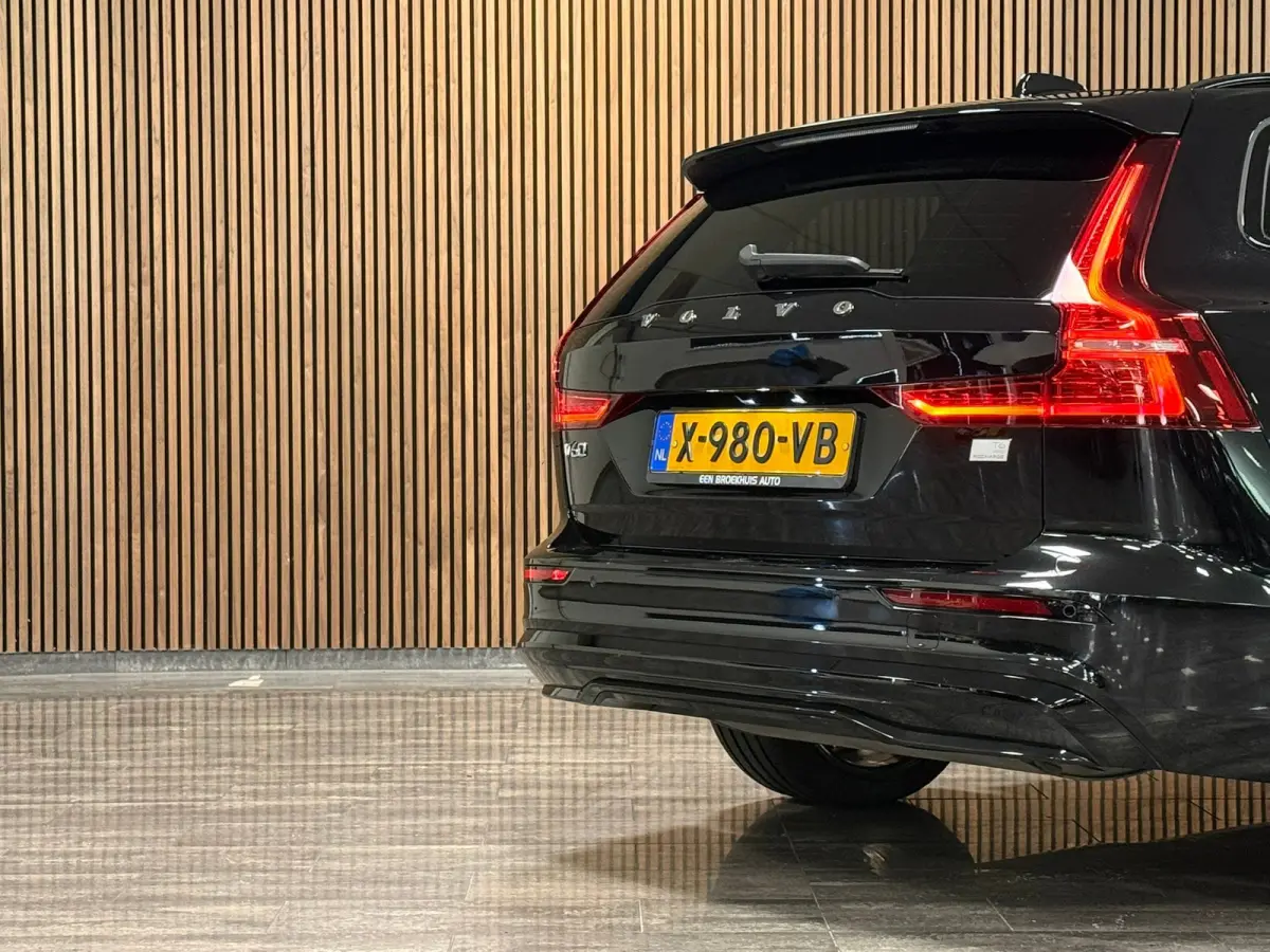 T6 AWD Recharge Plus Dark | Schuifdak | Adaptieve Cruise Control | Stoelverwarming voor+achter | Stuurwielverwarming | Parkeercamera | Pilot Assist | BLIS Dode Hoek Detectie | Elektrische vo