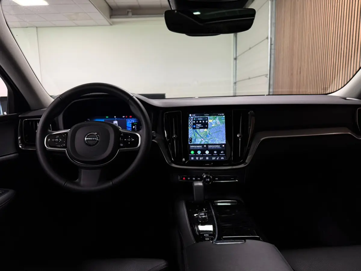 T6 AWD Recharge Plus Dark | Schuifdak | Adaptieve Cruise Control | Stoelverwarming voor+achter | Stuurwielverwarming | Parkeercamera | Pilot Assist | BLIS Dode Hoek Detectie | Elektrische vo