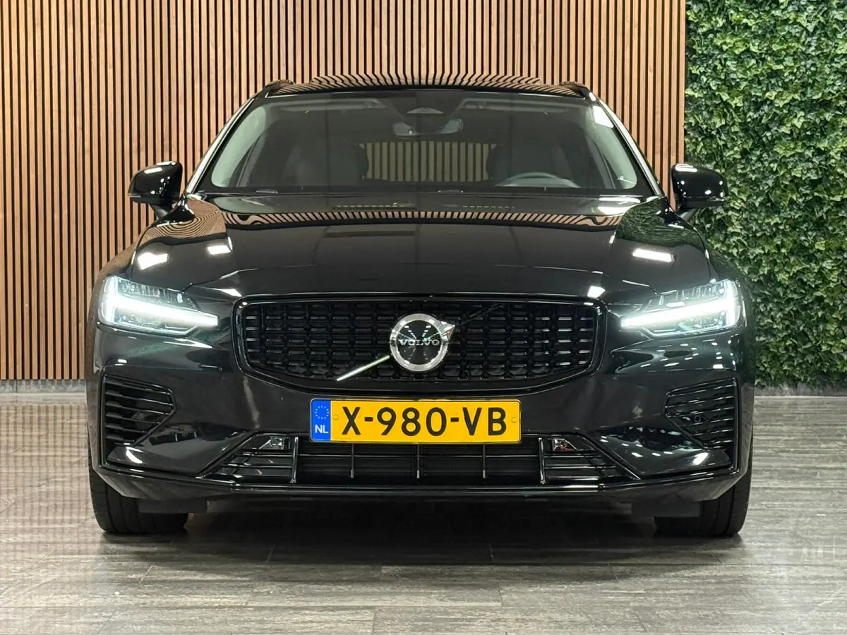 T6 AWD Recharge Plus Dark | Schuifdak | Adaptieve Cruise Control | Stoelverwarming voor+achter | Stuurwielverwarming | Parkeercamera | Pilot Assist | BLIS Dode Hoek Detectie | Elektrische vo