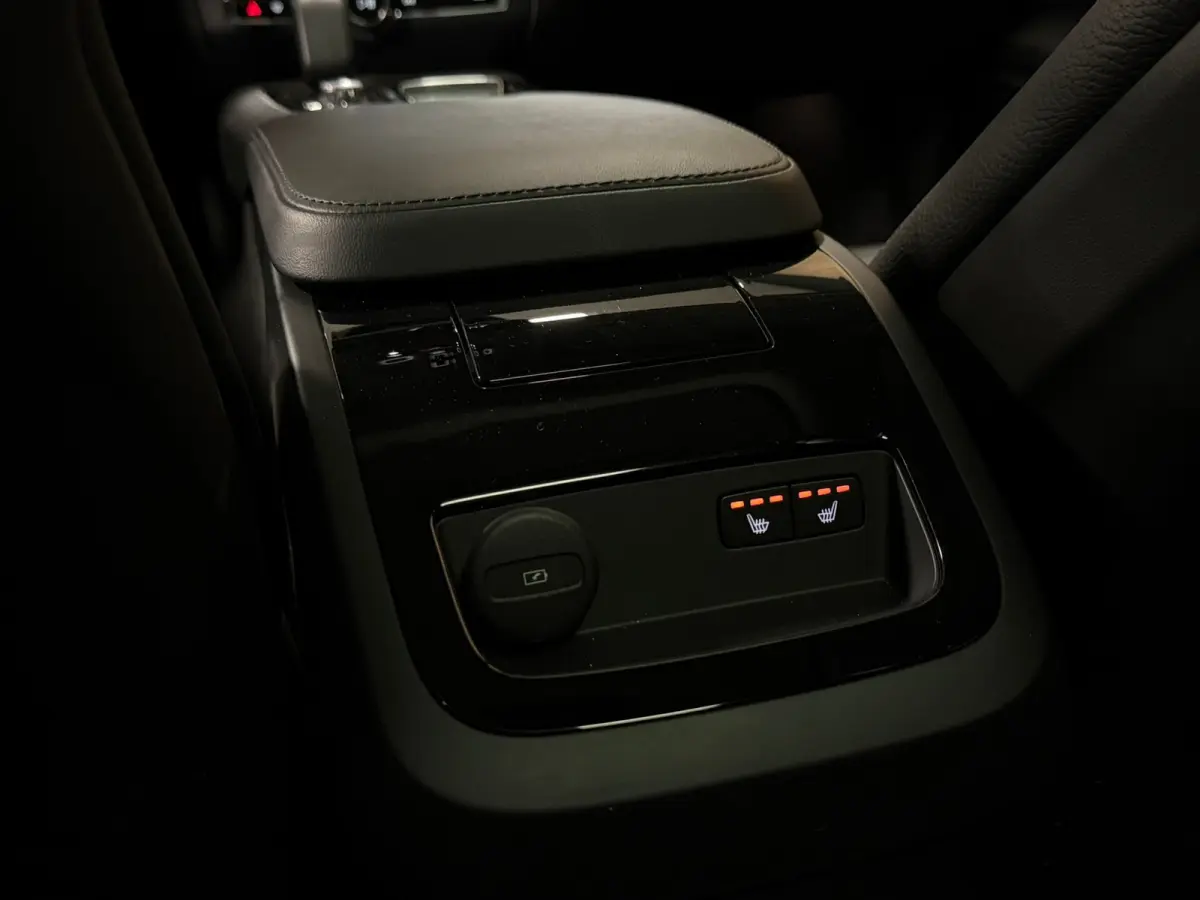 T6 AWD Recharge Plus Dark | Schuifdak | Adaptieve Cruise Control | Stoelverwarming voor+achter | Stuurwielverwarming | Parkeercamera | Pilot Assist | BLIS Dode Hoek Detectie | Elektrische vo
