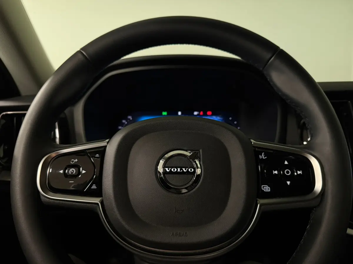 T6 AWD Recharge Plus Dark | Schuifdak | Adaptieve Cruise Control | Stoelverwarming voor+achter | Stuurwielverwarming | Parkeercamera | Pilot Assist | BLIS Dode Hoek Detectie | Elektrische vo