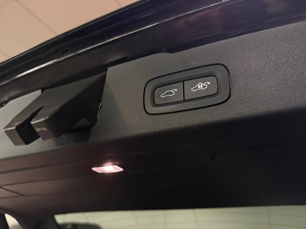 T6 AWD Recharge Plus Dark | Schuifdak | Adaptieve Cruise Control | Stoelverwarming voor+achter | Stuurwielverwarming | Parkeercamera | Pilot Assist | BLIS Dode Hoek Detectie | Elektrische vo