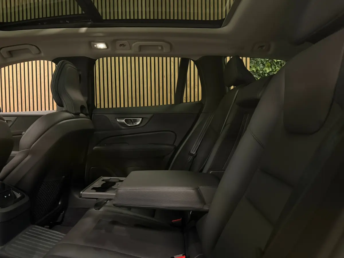 T6 AWD Recharge Plus Dark | Schuifdak | Adaptieve Cruise Control | Stoelverwarming voor+achter | Stuurwielverwarming | Parkeercamera | Pilot Assist | BLIS Dode Hoek Detectie | Elektrische vo