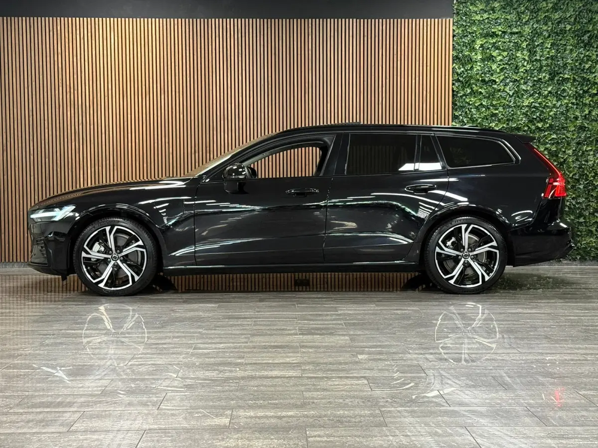 T6 AWD Recharge Plus Dark | Schuifdak | Adaptieve Cruise Control | Stoelverwarming voor+achter | Stuurwielverwarming | Parkeercamera | Pilot Assist | BLIS Dode Hoek Detectie | Elektrische vo