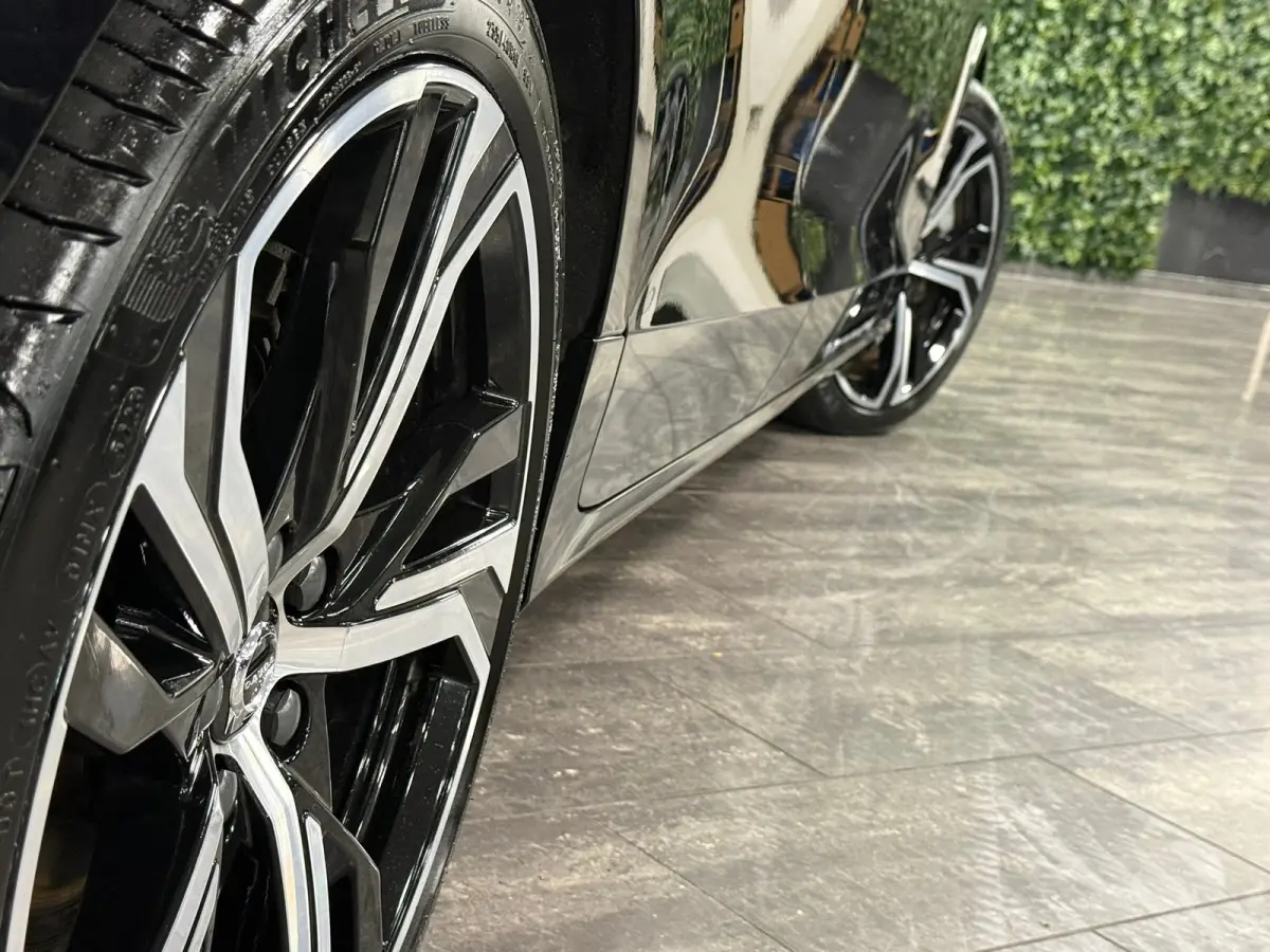 T6 AWD Recharge Plus Dark | Schuifdak | Adaptieve Cruise Control | Stoelverwarming voor+achter | Stuurwielverwarming | Parkeercamera | Pilot Assist | BLIS Dode Hoek Detectie | Elektrische vo
