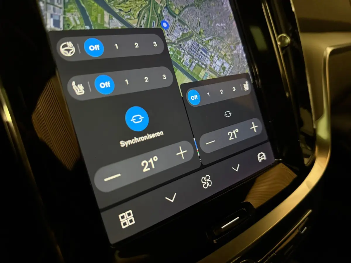 T6 AWD Recharge Plus Dark | Schuifdak | Adaptieve Cruise Control | Stoelverwarming voor+achter | Stuurwielverwarming | Parkeercamera | Pilot Assist | BLIS Dode Hoek Detectie | Elektrische vo