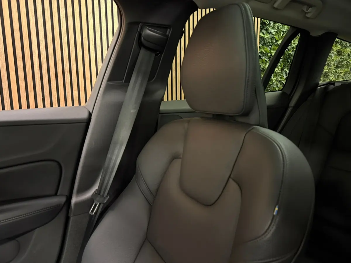 T6 AWD Recharge Plus Dark | Schuifdak | Adaptieve Cruise Control | Stoelverwarming voor+achter | Stuurwielverwarming | Parkeercamera | Pilot Assist | BLIS Dode Hoek Detectie | Elektrische vo