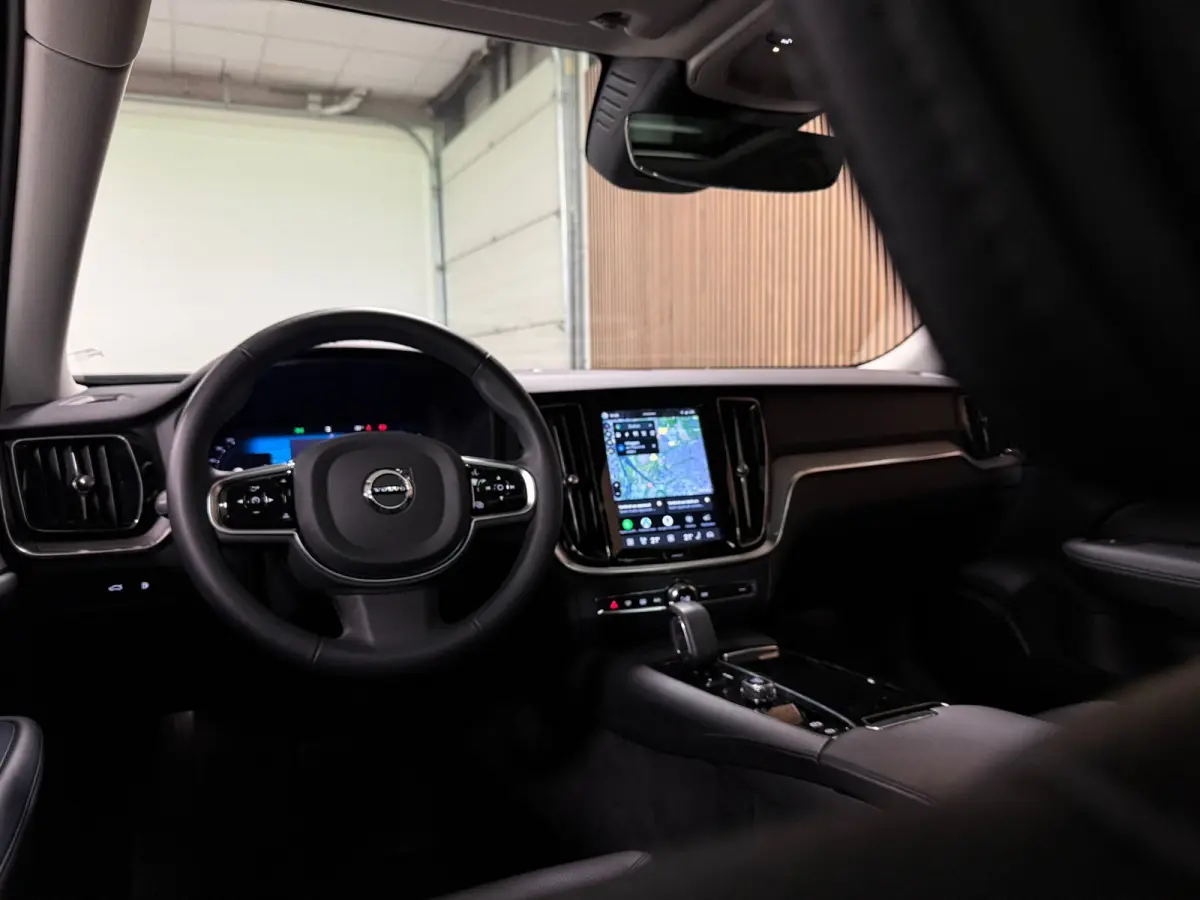T6 AWD Recharge Plus Dark | Schuifdak | Adaptieve Cruise Control | Stoelverwarming voor+achter | Stuurwielverwarming | Parkeercamera | Pilot Assist | BLIS Dode Hoek Detectie | Elektrische vo