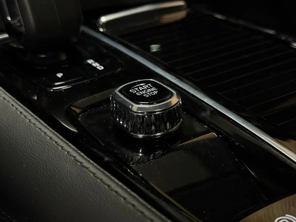 T6 AWD Recharge Plus Dark | Schuifdak | Adaptieve Cruise Control | Stoelverwarming voor+achter | Stuurwielverwarming | Parkeercamera | Pilot Assist | BLIS Dode Hoek Detectie | Elektrische vo