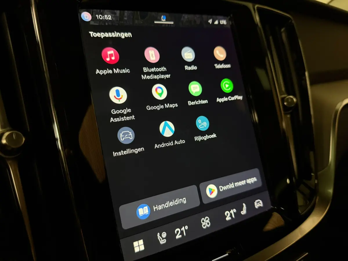 T6 AWD Recharge Plus Dark | Schuifdak | Adaptieve Cruise Control | Stoelverwarming voor+achter | Stuurwielverwarming | Parkeercamera | Pilot Assist | BLIS Dode Hoek Detectie | Elektrische vo
