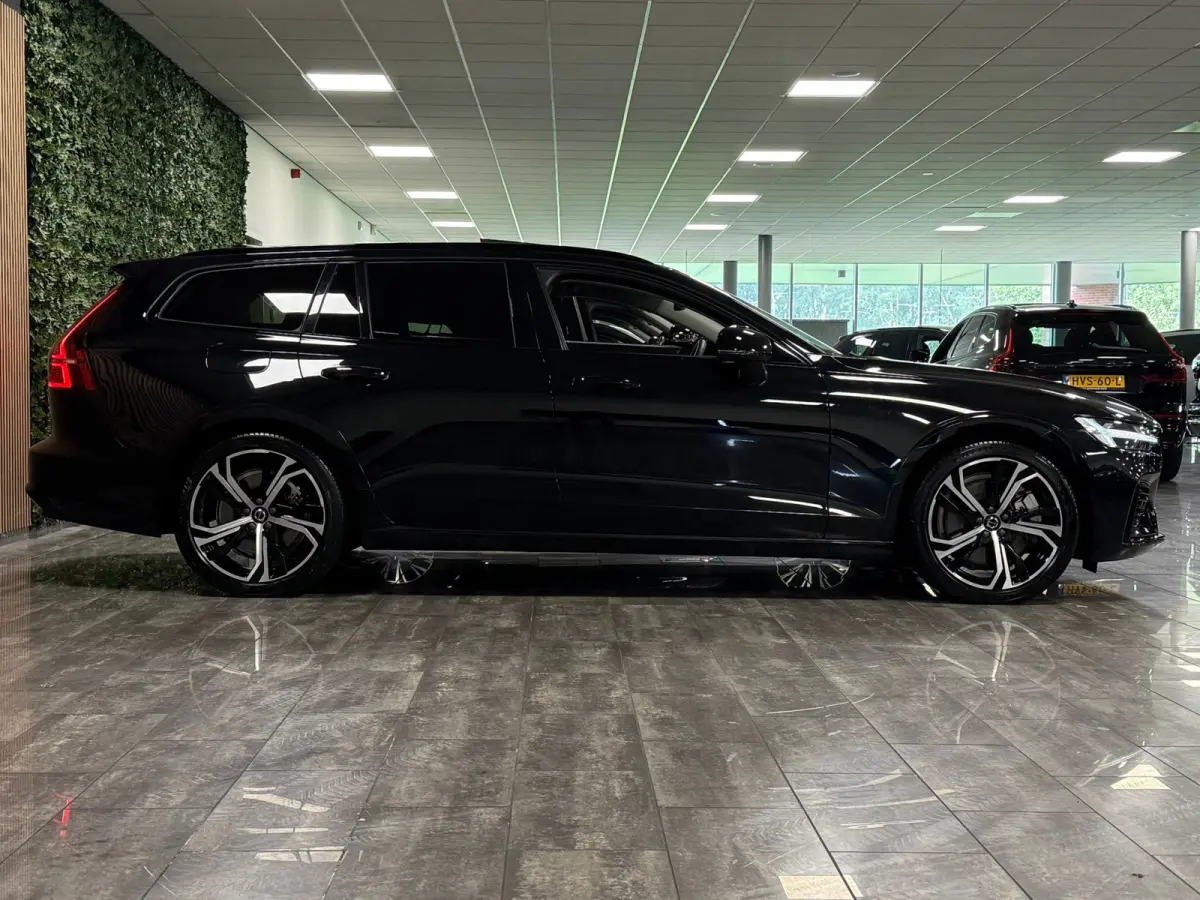 T6 AWD Recharge Plus Dark | Schuifdak | Adaptieve Cruise Control | Stoelverwarming voor+achter | Stuurwielverwarming | Parkeercamera | Pilot Assist | BLIS Dode Hoek Detectie | Elektrische vo