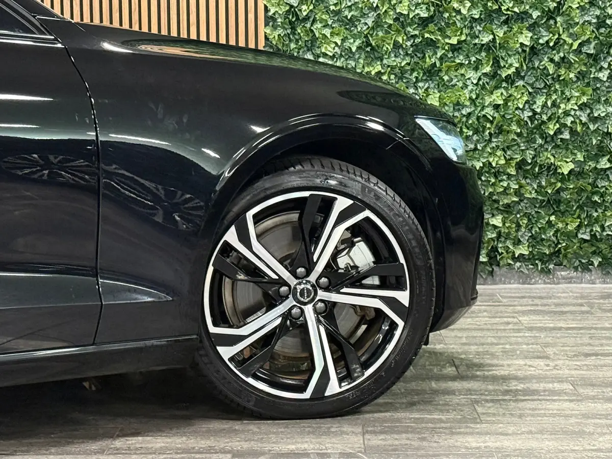 T6 AWD Recharge Plus Dark | Schuifdak | Adaptieve Cruise Control | Stoelverwarming voor+achter | Stuurwielverwarming | Parkeercamera | Pilot Assist | BLIS Dode Hoek Detectie | Elektrische vo