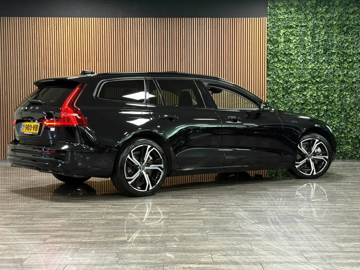 T6 AWD Recharge Plus Dark | Schuifdak | Adaptieve Cruise Control | Stoelverwarming voor+achter | Stuurwielverwarming | Parkeercamera | Pilot Assist | BLIS Dode Hoek Detectie | Elektrische vo
