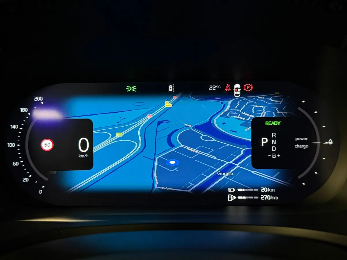T6 AWD Recharge Plus Dark | Schuifdak | Adaptieve Cruise Control | Stoelverwarming voor+achter | Stuurwielverwarming | Parkeercamera | Pilot Assist | BLIS Dode Hoek Detectie | Elektrische vo