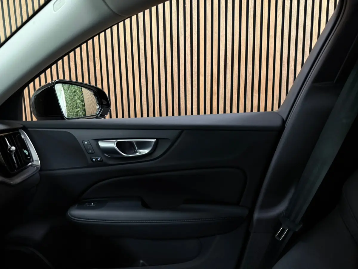 T6 AWD Recharge Plus Dark | Schuifdak | Adaptieve Cruise Control | Stoelverwarming voor+achter | Stuurwielverwarming | Parkeercamera | Pilot Assist | BLIS Dode Hoek Detectie | Elektrische vo