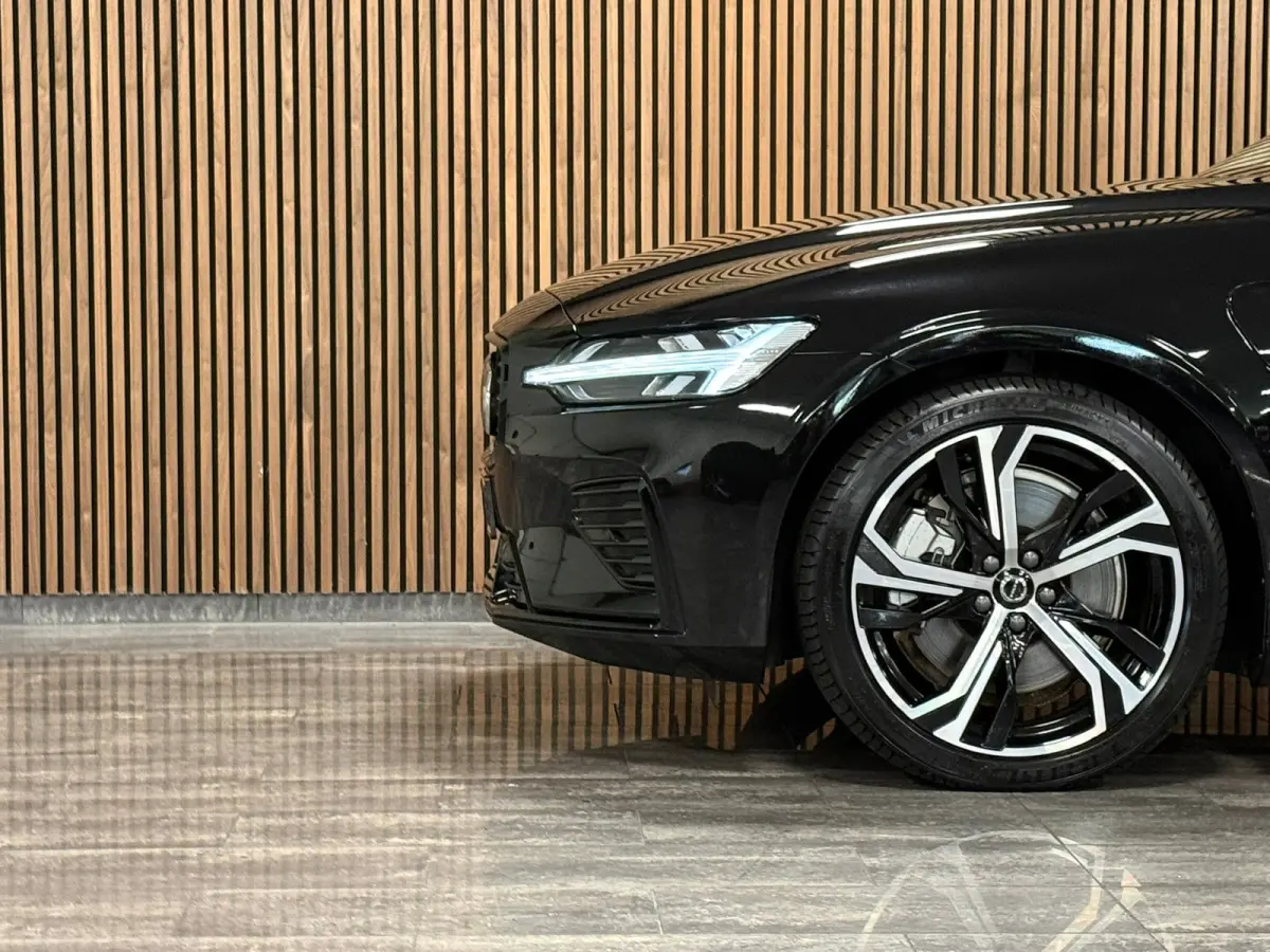 T6 AWD Recharge Plus Dark | Schuifdak | Adaptieve Cruise Control | Stoelverwarming voor+achter | Stuurwielverwarming | Parkeercamera | Pilot Assist | BLIS Dode Hoek Detectie | Elektrische vo