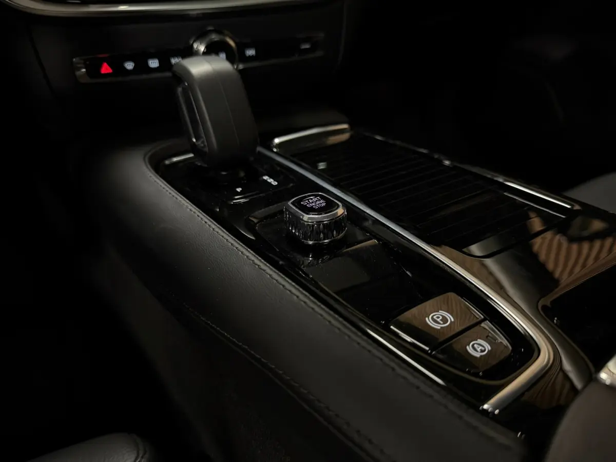 T6 AWD Recharge Plus Dark | Schuifdak | Adaptieve Cruise Control | Stoelverwarming voor+achter | Stuurwielverwarming | Parkeercamera | Pilot Assist | BLIS Dode Hoek Detectie | Elektrische vo