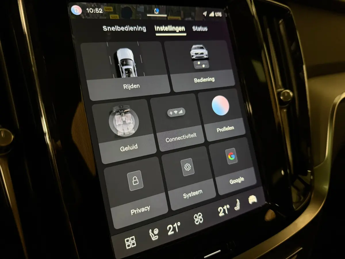 T6 AWD Recharge Plus Dark | Schuifdak | Adaptieve Cruise Control | Stoelverwarming voor+achter | Stuurwielverwarming | Parkeercamera | Pilot Assist | BLIS Dode Hoek Detectie | Elektrische vo