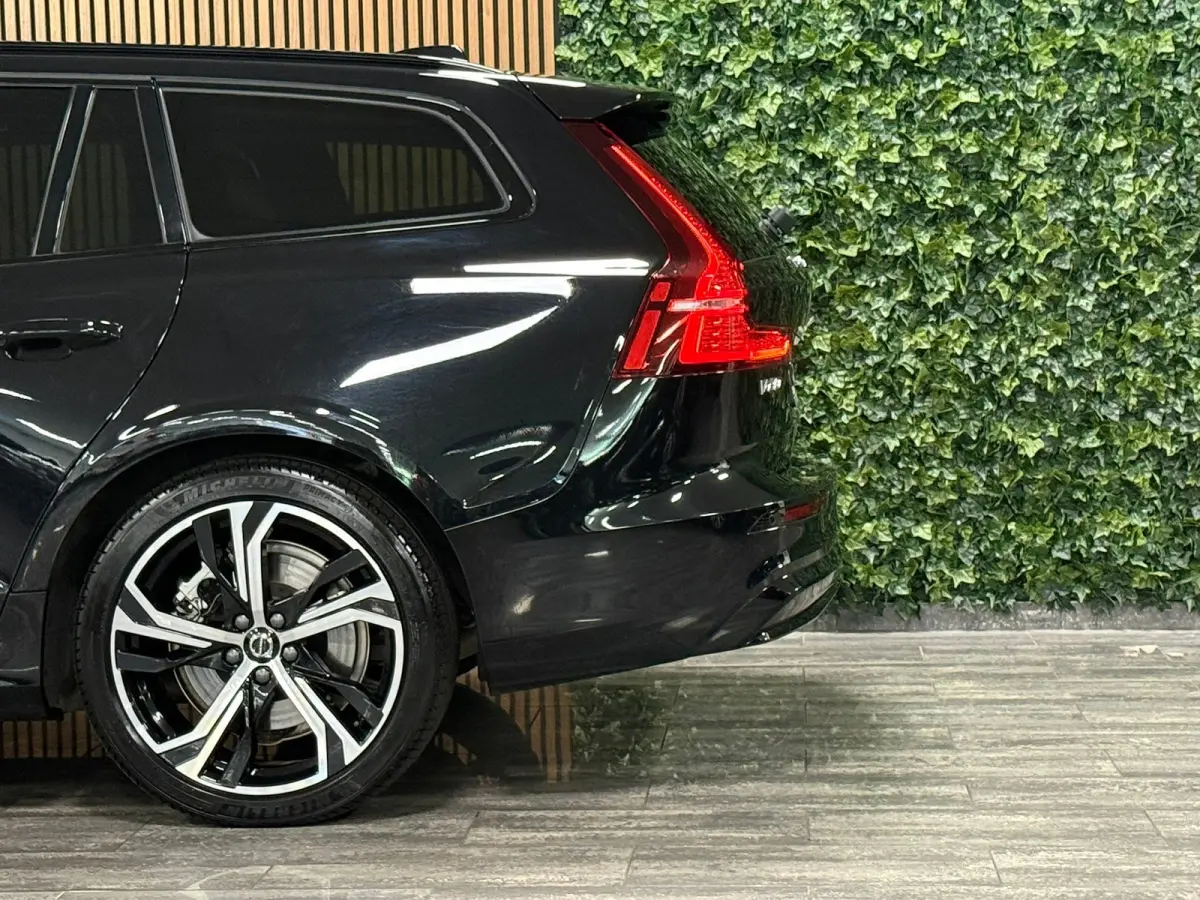 T6 AWD Recharge Plus Dark | Schuifdak | Adaptieve Cruise Control | Stoelverwarming voor+achter | Stuurwielverwarming | Parkeercamera | Pilot Assist | BLIS Dode Hoek Detectie | Elektrische vo
