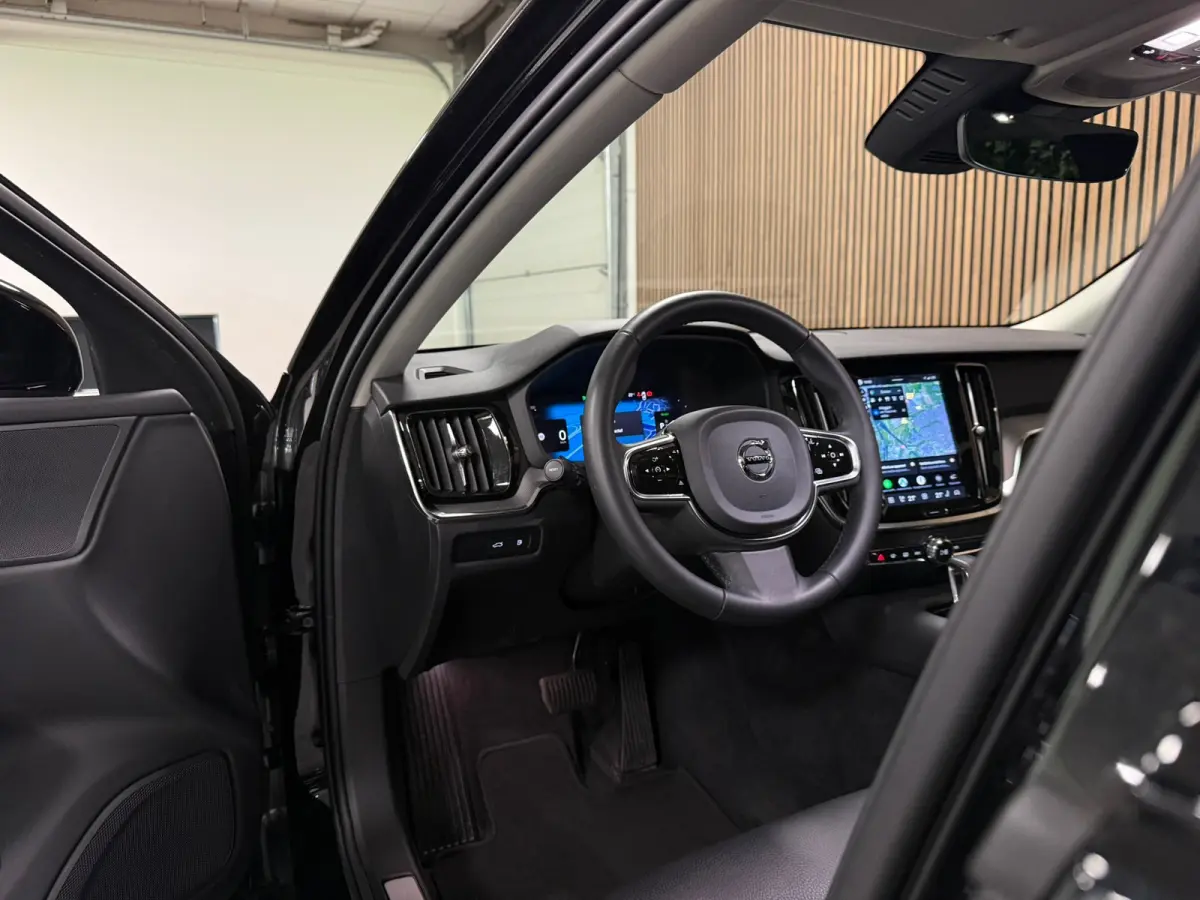 T6 AWD Recharge Plus Dark | Schuifdak | Adaptieve Cruise Control | Stoelverwarming voor+achter | Stuurwielverwarming | Parkeercamera | Pilot Assist | BLIS Dode Hoek Detectie | Elektrische vo