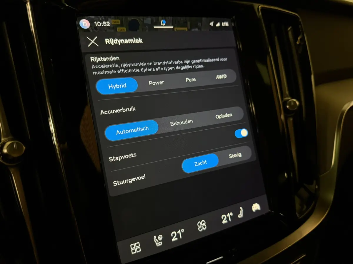 T6 AWD Recharge Plus Dark | Schuifdak | Adaptieve Cruise Control | Stoelverwarming voor+achter | Stuurwielverwarming | Parkeercamera | Pilot Assist | BLIS Dode Hoek Detectie | Elektrische vo