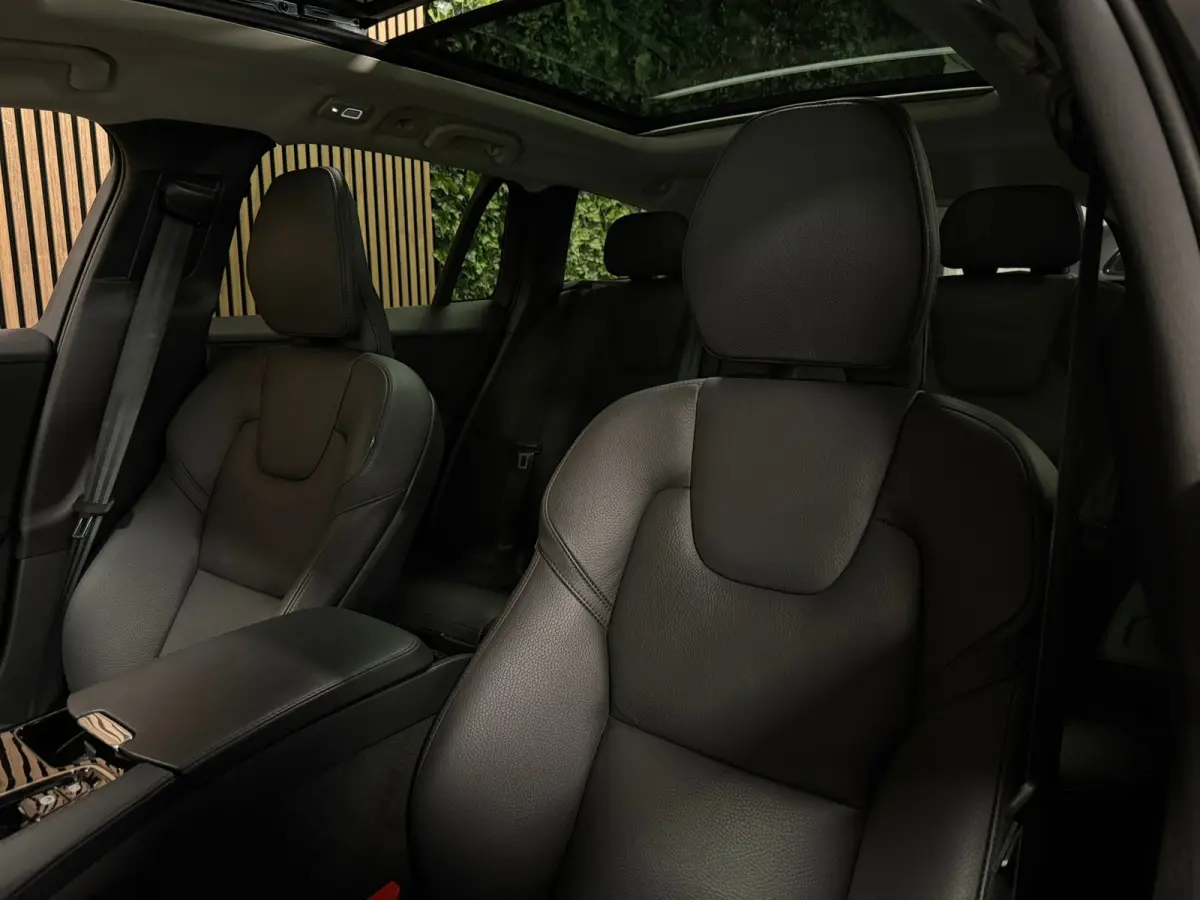 T6 AWD Recharge Plus Dark | Schuifdak | Adaptieve Cruise Control | Stoelverwarming voor+achter | Stuurwielverwarming | Parkeercamera | Pilot Assist | BLIS Dode Hoek Detectie | Elektrische vo