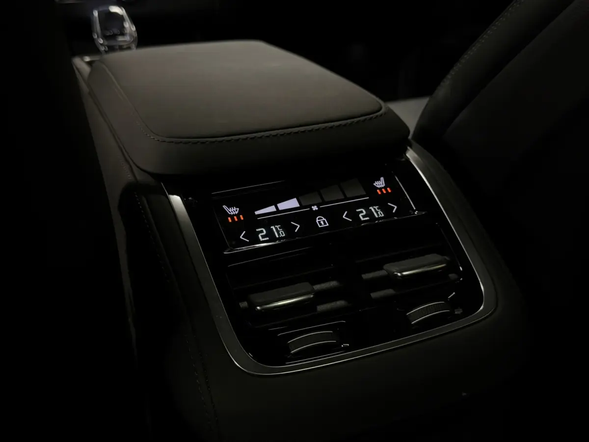 T8 AWD Recharge Ultra Dark | Full Option! | Bowers & Wilkins | Luchtvering | Stoelventilatie | Trekhaak | All Season banden | 360 Camera | Head-Up Display | Stoelmassage | 455pk | Adaptieve 