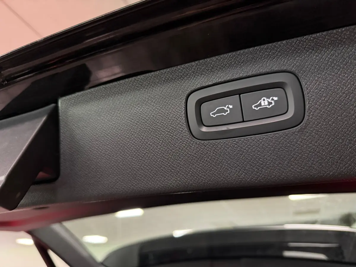 T8 AWD Recharge Ultra Dark | Full Option! | Bowers & Wilkins | Luchtvering | Stoelventilatie | Trekhaak | All Season banden | 360 Camera | Head-Up Display | Stoelmassage | 455pk | Adaptieve 