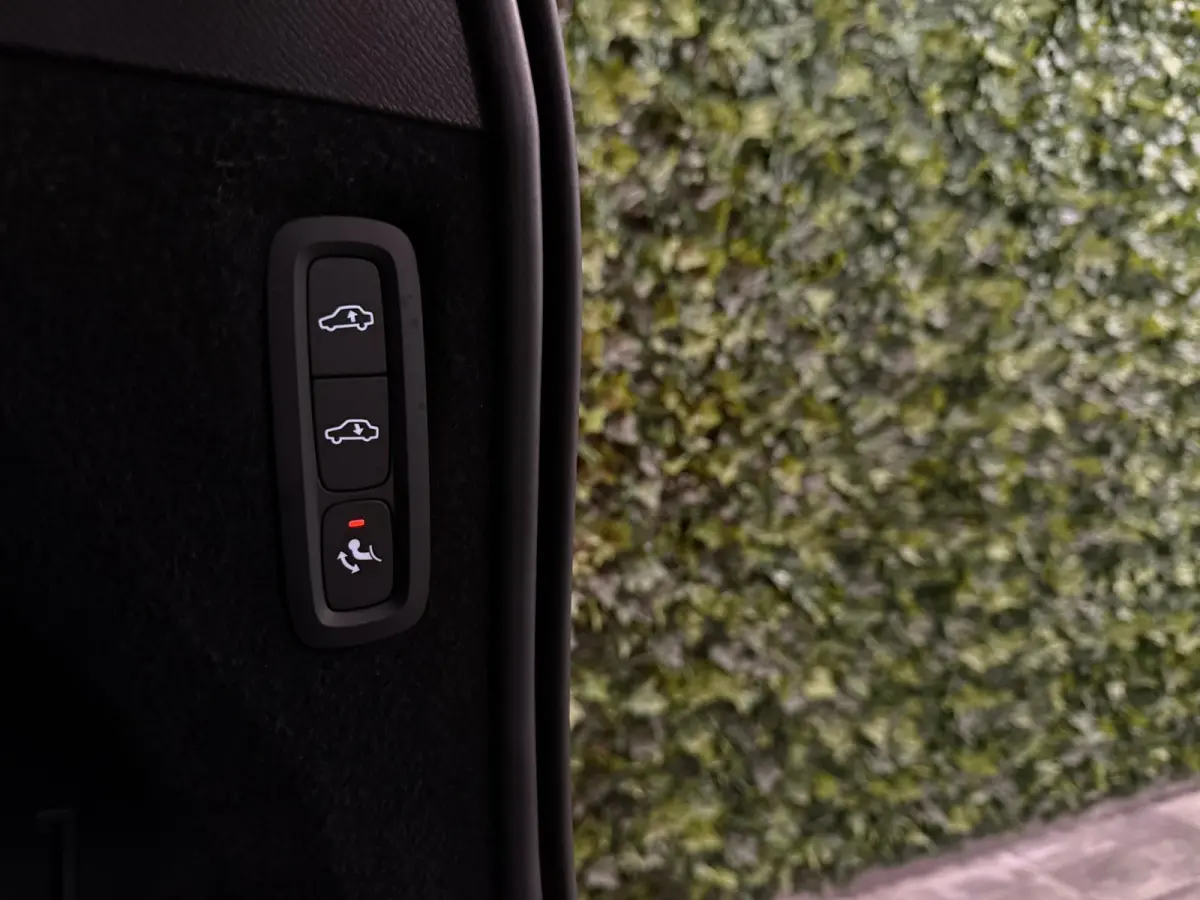 T8 AWD Recharge Ultra Dark | Full Option! | Bowers & Wilkins | Luchtvering | Stoelventilatie | Trekhaak | All Season banden | 360 Camera | Head-Up Display | Stoelmassage | 455pk | Adaptieve 