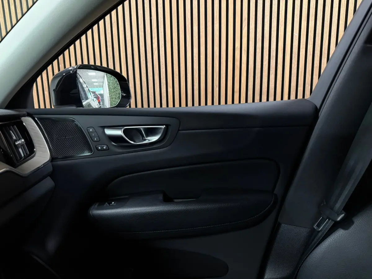 T6 AWD Recharge Ultimate Bright Long Range | Luchtvering | Trekhaak | Head-Up Display | Harman Kardon | Parkeercamera | Adaptieve Cruise Control | Stoelverwarming | Stuurwielverwarming | Sch