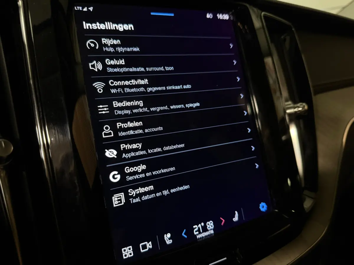 T6 AWD Recharge Ultimate Bright Long Range | Luchtvering | Trekhaak | Head-Up Display | Harman Kardon | Parkeercamera | Adaptieve Cruise Control | Stoelverwarming | Stuurwielverwarming | Sch