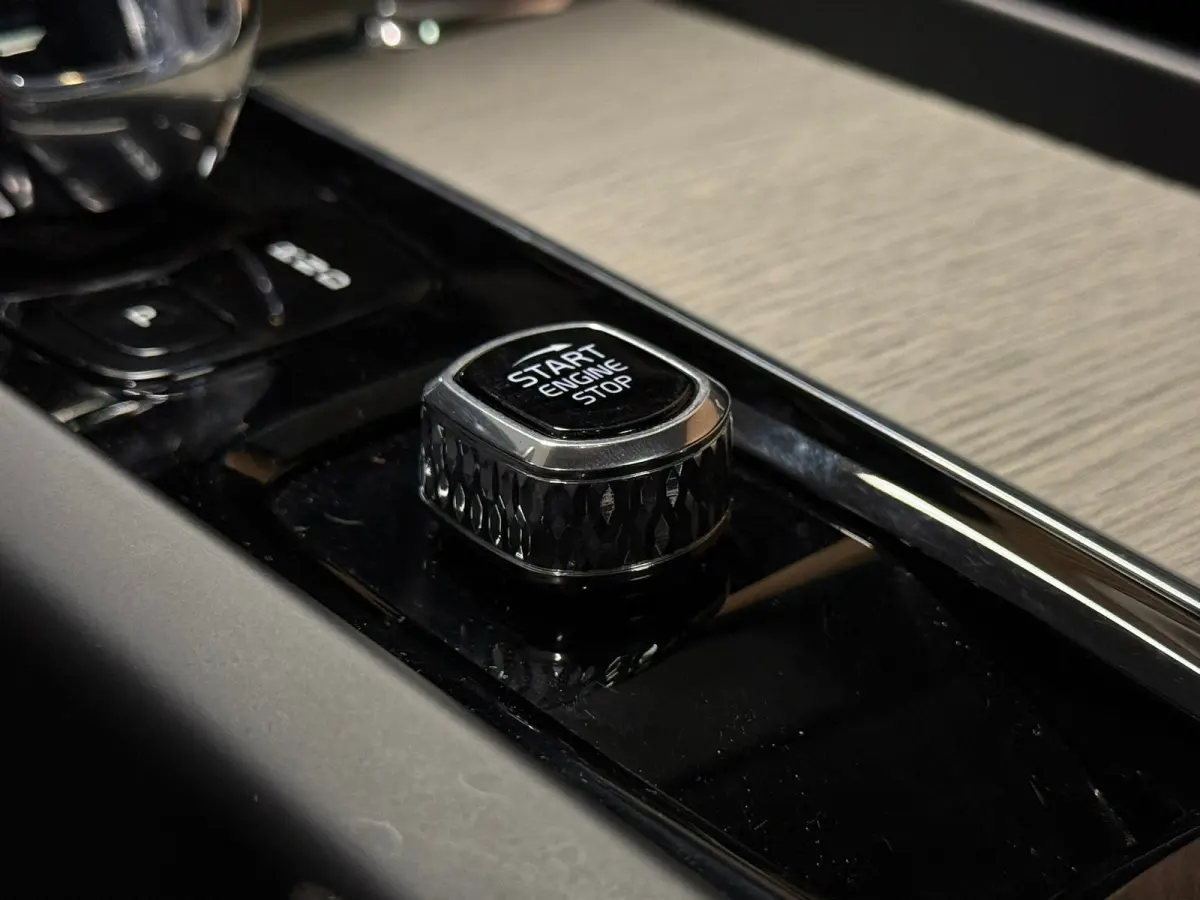 T6 AWD Recharge Ultimate Bright Long Range | Luchtvering | Trekhaak | Head-Up Display | Harman Kardon | Parkeercamera | Adaptieve Cruise Control | Stoelverwarming | Stuurwielverwarming | Sch