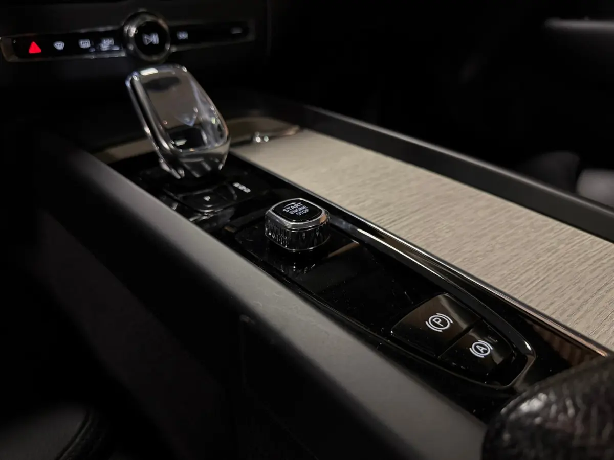 T6 AWD Recharge Ultimate Bright Long Range | Luchtvering | Trekhaak | Head-Up Display | Harman Kardon | Parkeercamera | Adaptieve Cruise Control | Stoelverwarming | Stuurwielverwarming | Sch