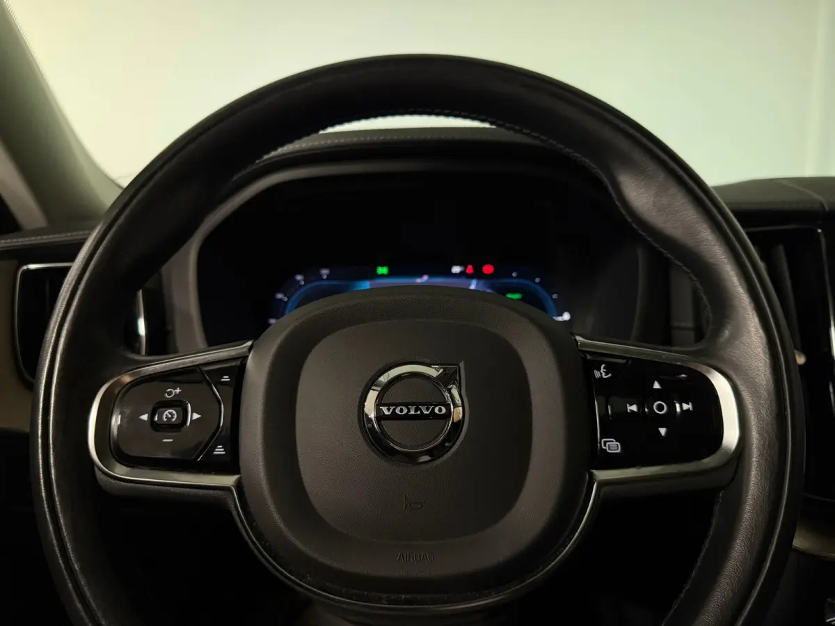 T6 AWD Recharge Ultimate Bright Long Range | Luchtvering | Trekhaak | Head-Up Display | Harman Kardon | Parkeercamera | Adaptieve Cruise Control | Stoelverwarming | Stuurwielverwarming | Sch