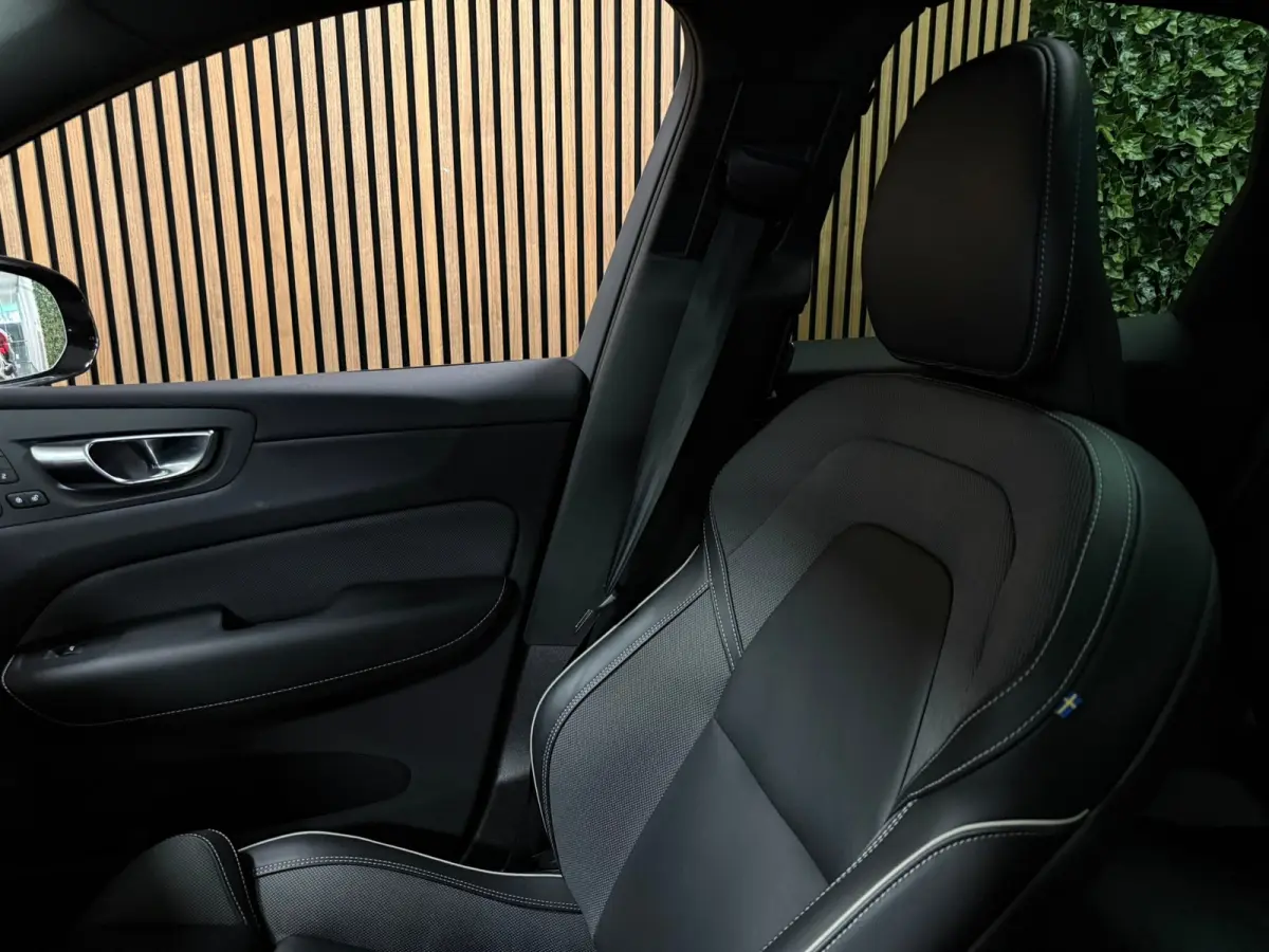 T8 AWD Recharge Plus Dark | Luchtvering | Trekhaak | 360° Camera | Harman Kardon | 455pk | Adaptieve Cruise Control | Stoelverwarming voor+achter | Stuurwielverwarming | Full LED Meesturend