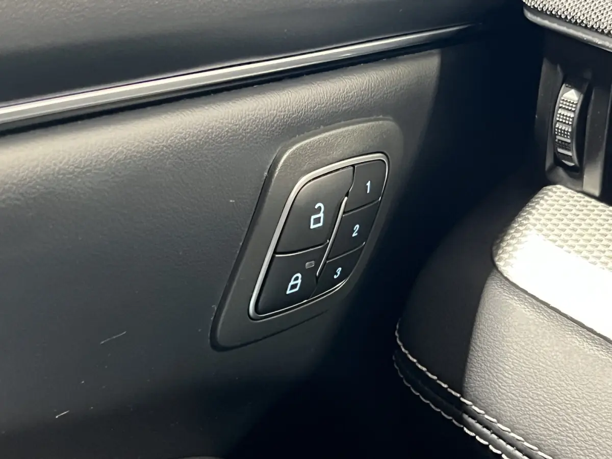 Extended RWD 98 kWh | Navigatie/Android/Apple Carplay | Panoramadak | Voorstoelen/Stuur/Voorruit Verwarmd | Cruise Control Adaptief | Achteruitrijcamera |