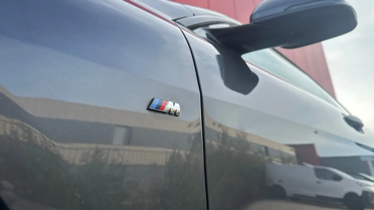218i Business Edition | M-sport | Apple Carplay / Android Auto | Panoramadak | M-sportstoelen | Alcantara | 18'' L.M. | Draadloos telefoonlader | HiFi Geluid | | Achterbank in delen neerklap