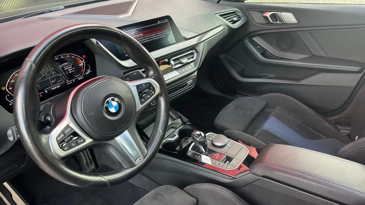 218i Business Edition | M-sport | Apple Carplay / Android Auto | Panoramadak | M-sportstoelen | Alcantara | 18'' L.M. | Draadloos telefoonlader | HiFi Geluid | | Achterbank in delen neerklap