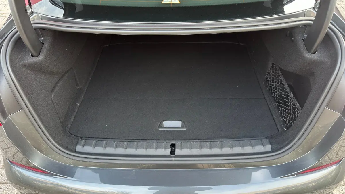 218i Business Edition | M-sport | Apple Carplay / Android Auto | Panoramadak | M-sportstoelen | Alcantara | 18'' L.M. | Draadloos telefoonlader | HiFi Geluid | | Achterbank in delen neerklap