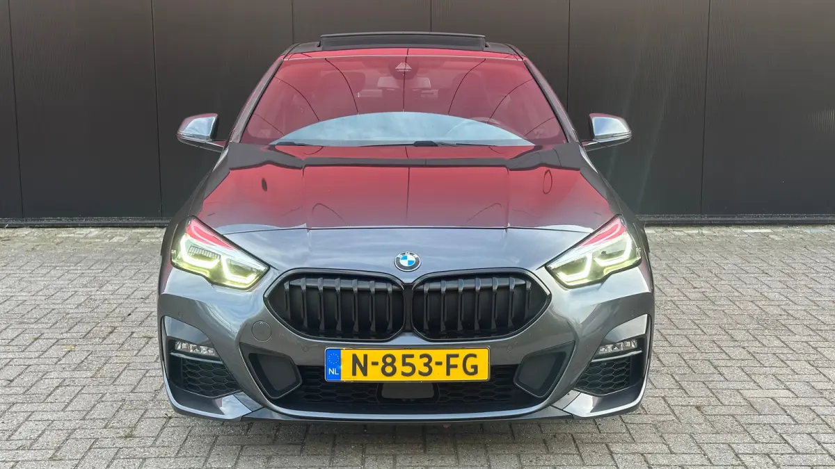 218i Business Edition | M-sport | Apple Carplay / Android Auto | Panoramadak | M-sportstoelen | Alcantara | 18'' L.M. | Draadloos telefoonlader | HiFi Geluid | | Achterbank in delen neerklap