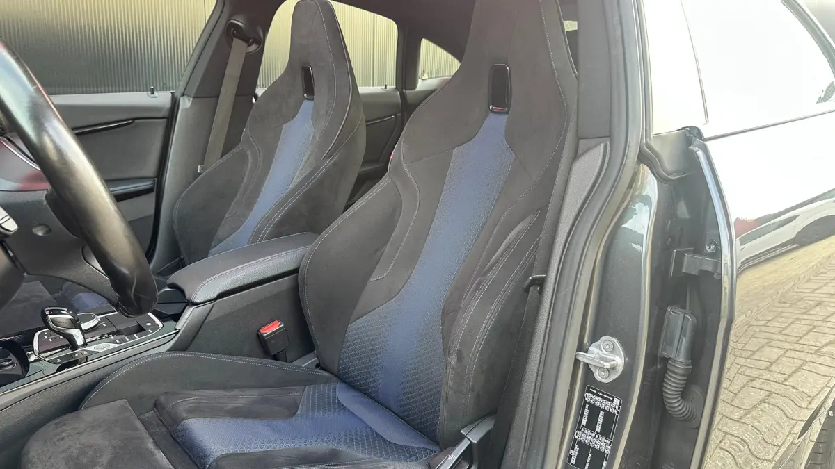 218i Business Edition | M-sport | Apple Carplay / Android Auto | Panoramadak | M-sportstoelen | Alcantara | 18'' L.M. | Draadloos telefoonlader | HiFi Geluid | | Achterbank in delen neerklap
