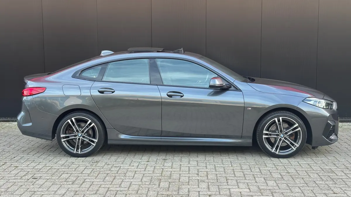 218i Business Edition | M-sport | Apple Carplay / Android Auto | Panoramadak | M-sportstoelen | Alcantara | 18'' L.M. | Draadloos telefoonlader | HiFi Geluid | | Achterbank in delen neerklap