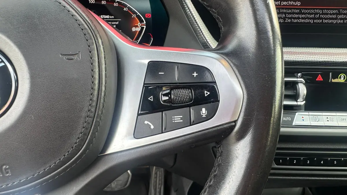 218i Business Edition | M-sport | Apple Carplay / Android Auto | Panoramadak | M-sportstoelen | Alcantara | 18'' L.M. | Draadloos telefoonlader | HiFi Geluid | | Achterbank in delen neerklap